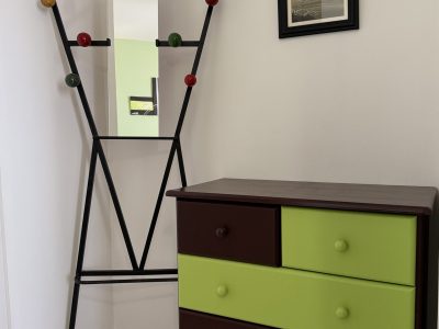 chambre d'hôtes la gardiole vue commode et porte manteau villa maimona balaruc les bains
