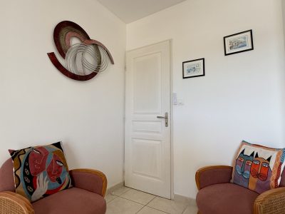 chambre d'hôtes les flamants roses vue fauteuils villa maimona balaruc les bains