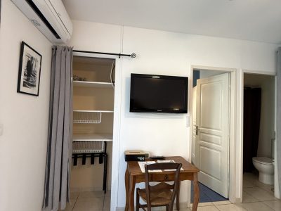 chambre du gîte la tintaine vue de la tête de lit villa maimona à balaruc les bains
