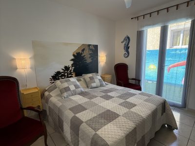 chambre du gîte la tintaine vue fresque villa maimona à balaruc les bains