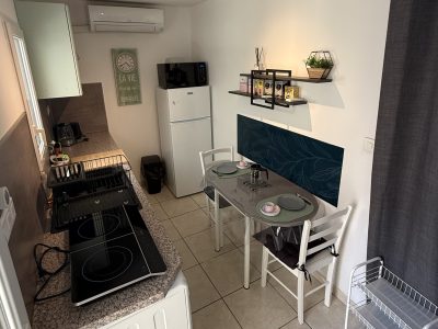 cuisine du gîte la tintaine vue d'ensemble villa maimona à balaruc les bains