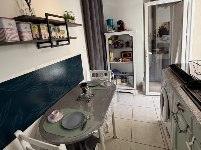 cuisine du gîte la tintaine vue sur chambre villa maimona à balaruc les bains