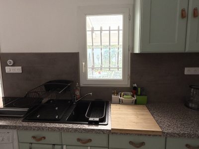 cuisine vue fenêtre gîte la tintaine villa maimona à balaruc les bains