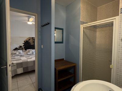salle d'eau bis du gîte la tintaine villa maimona à balaruc les bains