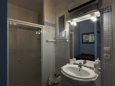 salle d'eau du gîte la tintaine villa maimona à balaruc les bains