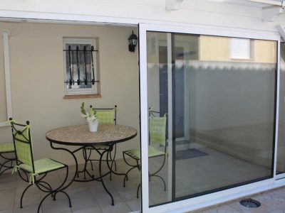 veranda-vue-face-gite-la-tintaine-balaruc-les-bains-villa-maimona